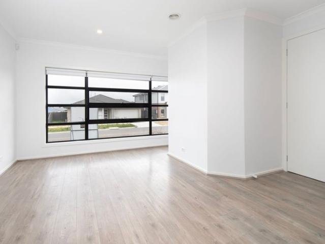 PRESTIGIOUS FAMILY HOME IN POPULAR LUCAS LOCATION