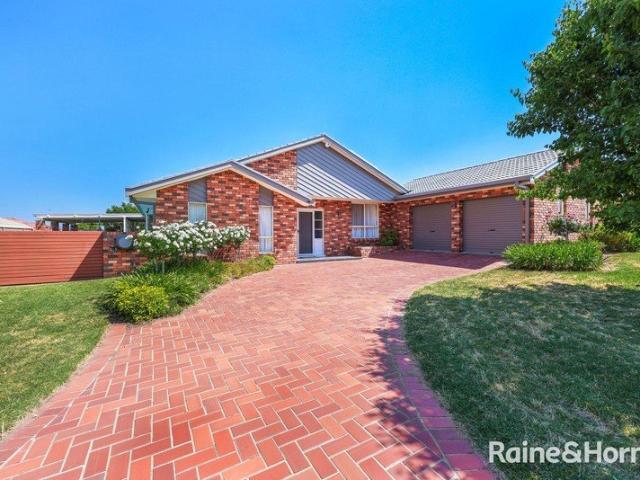 Prestigious Family Living with Pool & Side Access