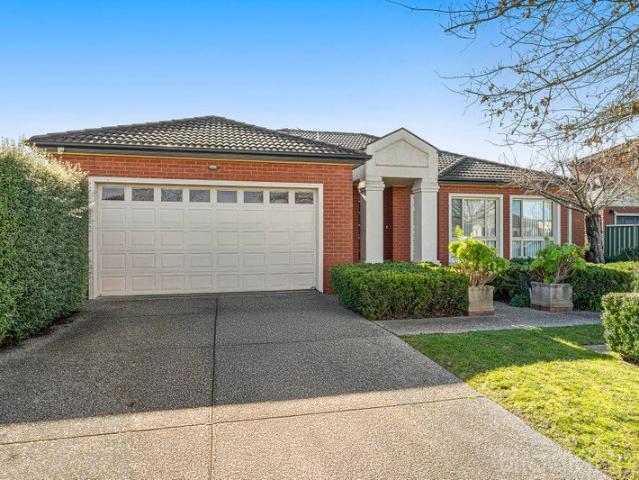 Prestigious Golf Course Living in the Heart of Lake Gardens
