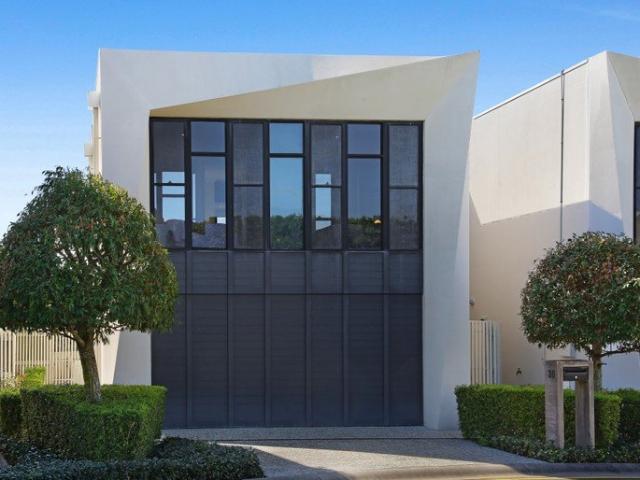 PRESTIGIOUS GOLF COURSE LUXURY WATERFRONT LIVING IN AN OUTSTANDING LOCATION