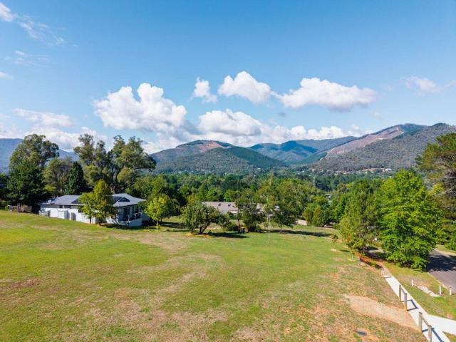 PRESTIGIOUS HALF ACRE ALLOTMENT WITH SWEEPING VIEWS ACROSS BRIGHT