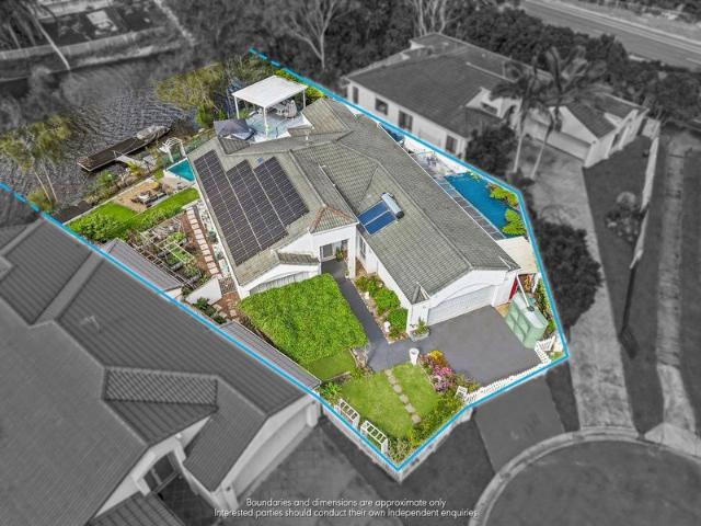 Prestigious Lake Orr Waterfront Family Entertainer