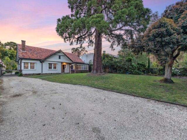 Prestigious Lake Wendouree Living on Over Half an Acre