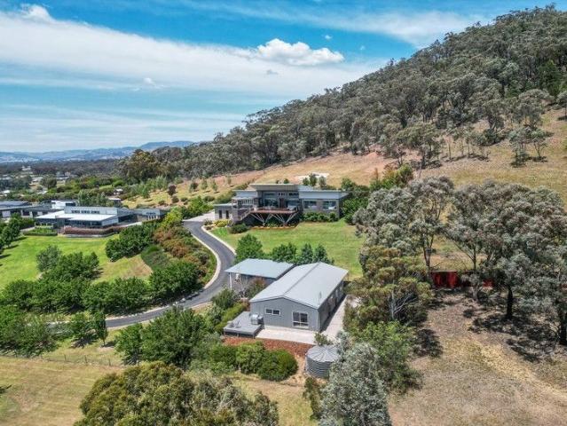 PRESTIGIOUS MUDGEE RESIDENCE BOASTING PANORAMIC VIEWS