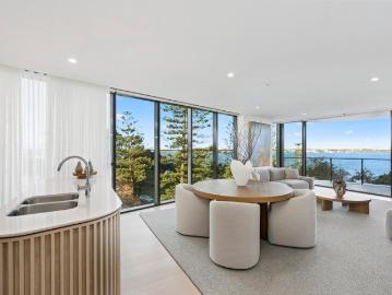 Prestigious North East Aspect Showcasing Permanent Broadwater Views