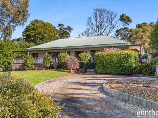 Prestigious Parkhaven Court Living with Panoramic Mountain Views