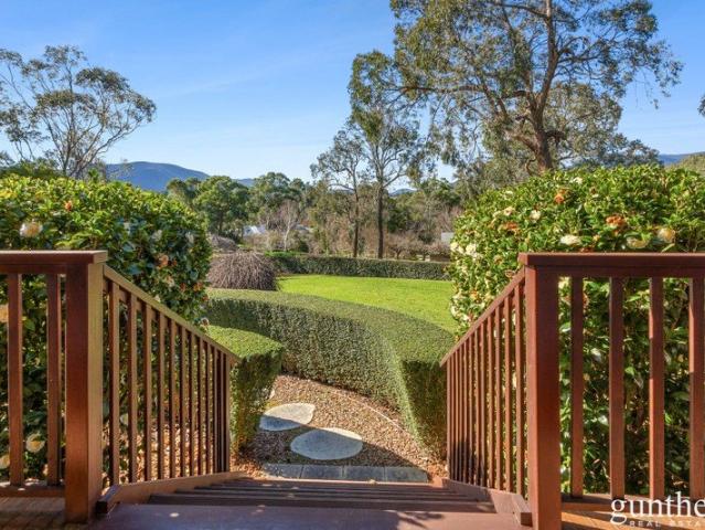Prestigious Parkhaven Court Living with Panoramic Mountain Views