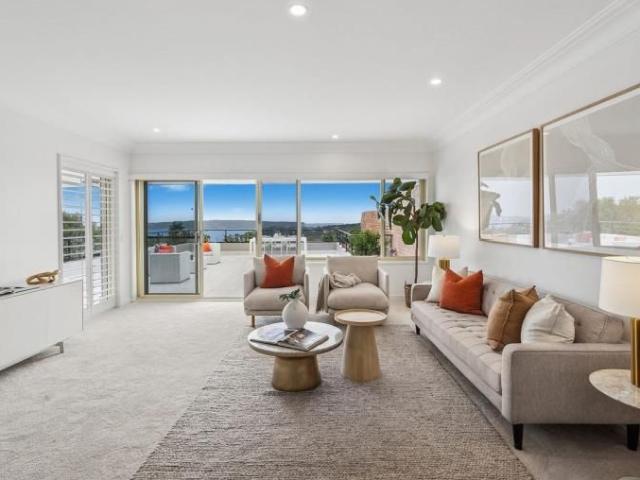 Prestigious Penthouse with Panoramic Harbour Views
