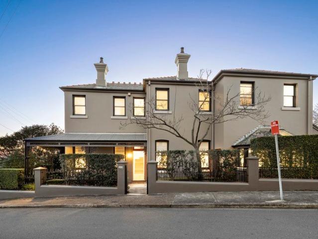 Prestigious peninsula living with Harbour District and city views