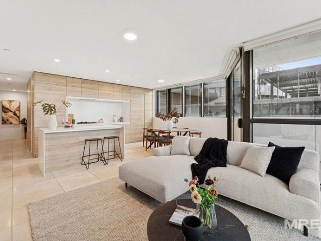 Prestigious Queens Domain living with iconic views
