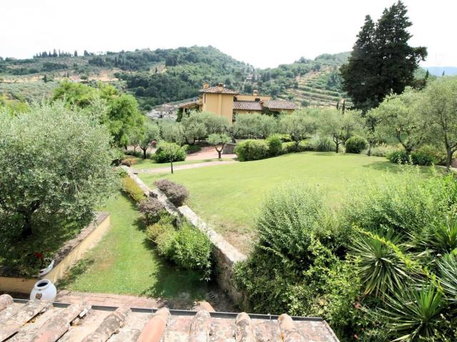 Prestigiosa tenuta con ampio parco piscina e vigneto in vend. 1000m² Poggio a Caiano