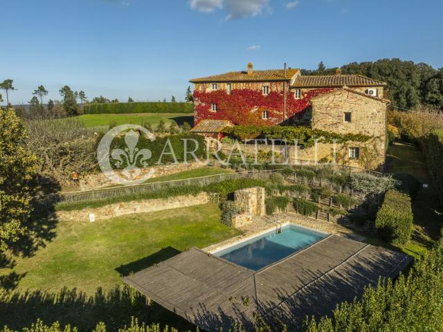 Prestigiosa tenuta agricola con più edifici e 12 ettari vici. 800m² Siena