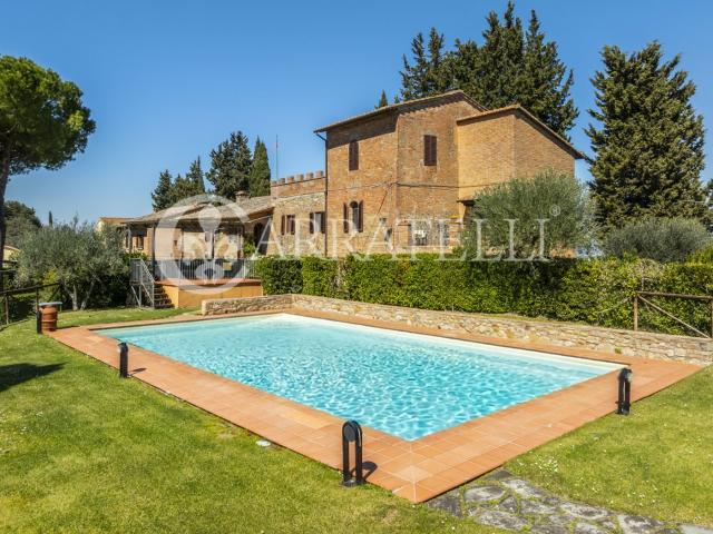Prestigiosa Tenuta Vitivinicola Biologica nel Cuore di San G. 2700m² San Gimignano