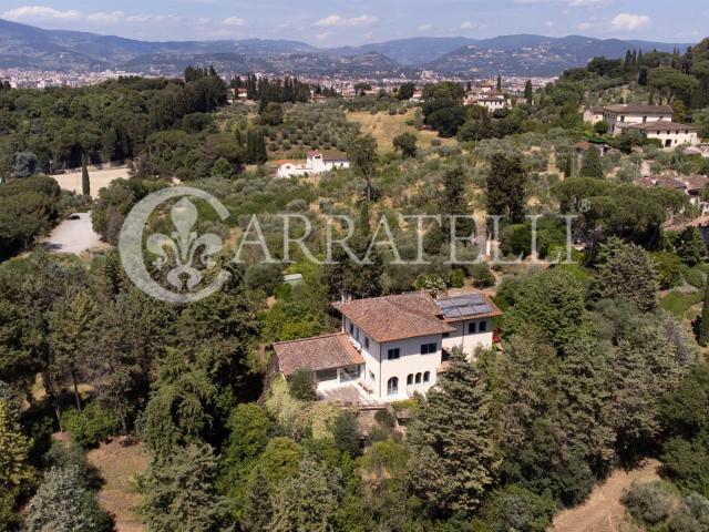 Prestigiosa villa anni ’70 di circa 750 mq sulle prime colli. 750m² Firenze