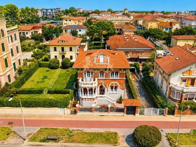 Prestigiosa Villa Belle Époque fronte mare – Marina di Massa. 400m² Massa