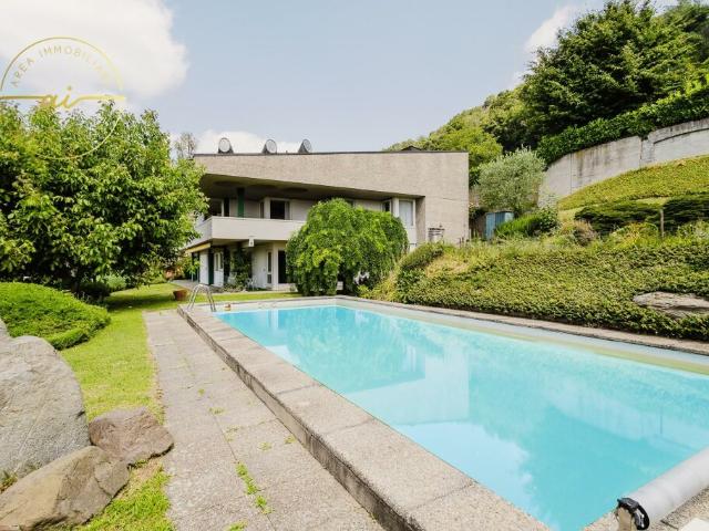 PRESTIGIOSA VILLA BIFAMILIARE CON PISCINA E AMPI SPAZI