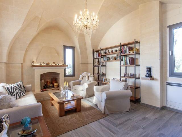 Prestigiosa villa con dependance, piscina ed ampio terreno 387m² Oria