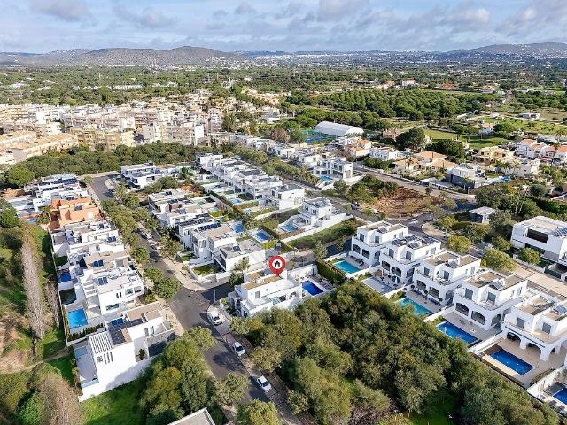 Prestigiosa Villa de 4 Quartos | Qualidade superior, funcionalidade e conforto familiar Uma grande villa recentemente construída