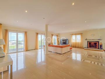 Prestigiosa Villa de 5+1 Quarto com Piscina em Fenais da Luz