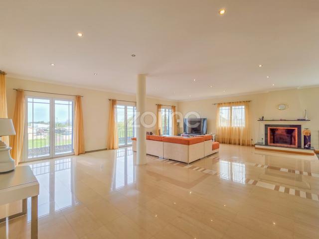 Prestigiosa Villa de 5+1 Quarto com Piscina em Fenais da Luz