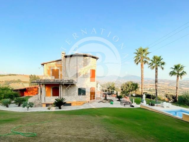 Prestigiosa villa di 400 mq in vendita, Morro d'Oro, Abruzzo