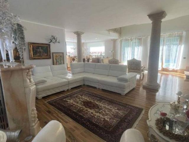 Prestigiosa villa di 450 mq in vendita Via Massimo d'Azeglio, 31, Bisuschio, Lombardia