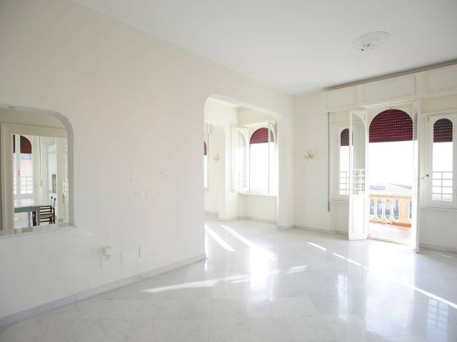 Villa di 550 mq in vendita Viale Amerigo Vespucci 7, Marina di Massa, Toscana