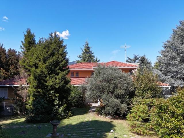 Prestigiosa villa di 760 mq in vendita, Erba, Italia