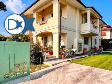 Villa Indipendente in vendita a Forte dei Marmi - Giardino