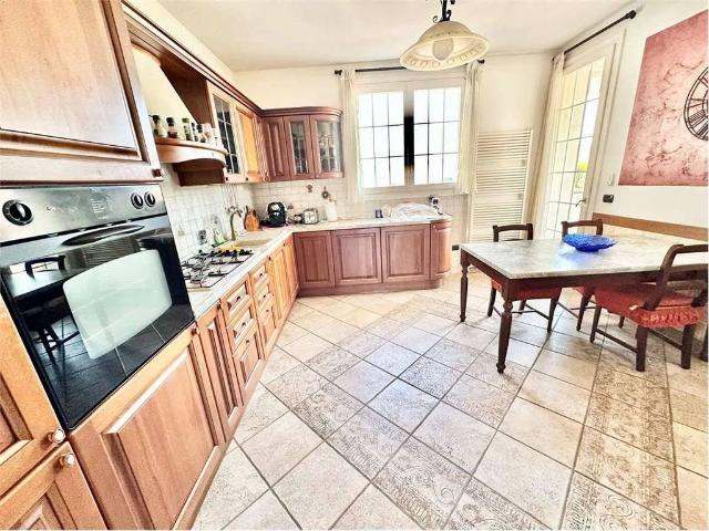 Prestigiosa villa di 265 mq Porzione di Bifamiliare, 4 camere 4 bagni, Giardino, Imola, Bologna, Emilia Romagna