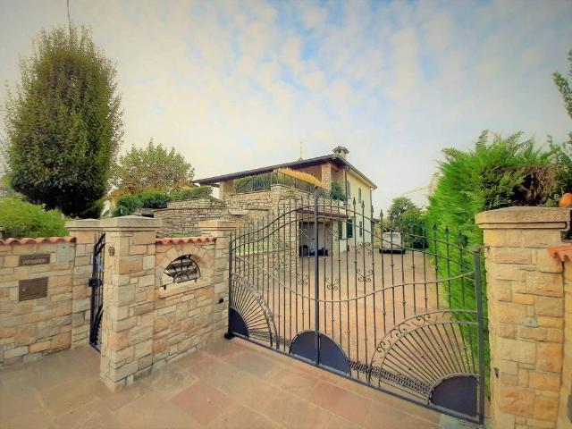 Prestigiosa villa di 367 mq in vendita Viale Fratelli Kennedy, Carobbio degli Angeli, Bergamo, Lombardia