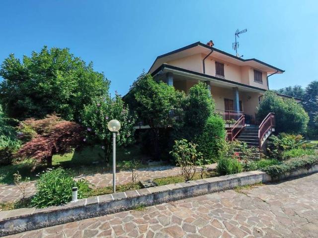Prestigiosa villa di 378 mq in vendita, Via Giuseppe Mazzini, Merate, Lombardia