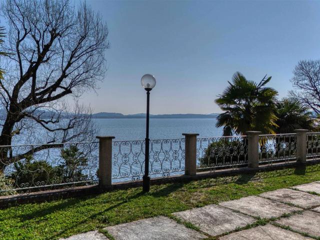 Prestigiosa villa in vendita a Belgirate con spiaggia privat. 500m² Belgirate