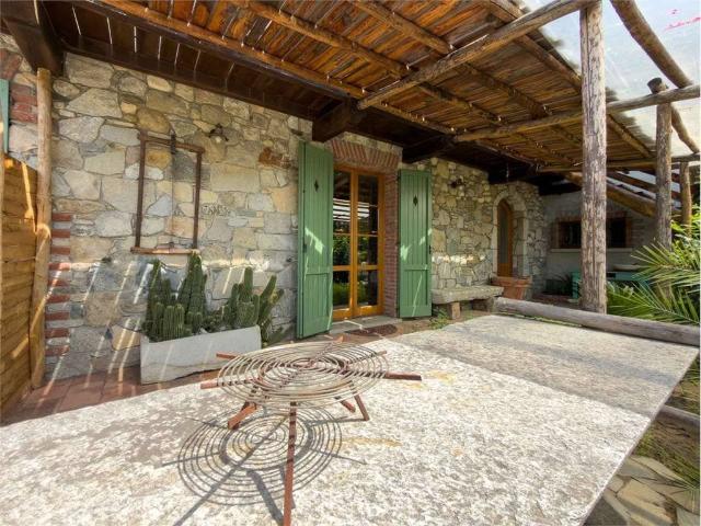 Prestigiosa villa di 380 mq in vendita, Via San Quirico, 14, Angera, Varese, Lombardia