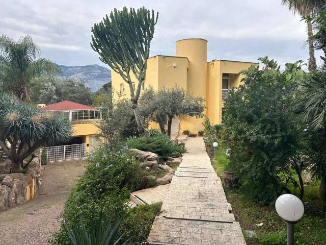 Prestigiosa villa in vendita viale Margherita di Savoia, Palermo, Sicilia