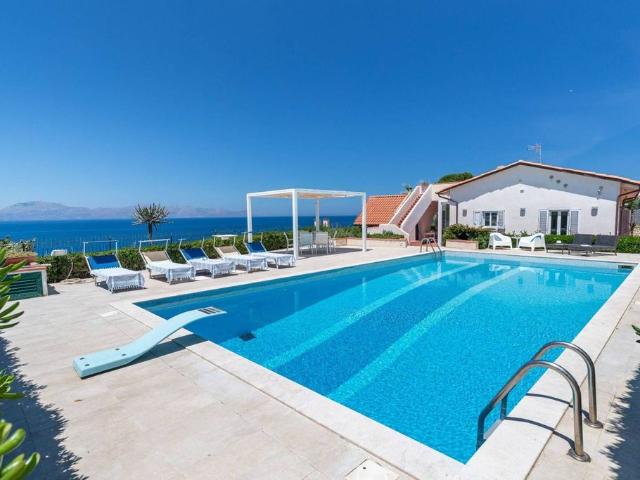 Prestigiosa villa in affitto Viale dei Pini, Terrasini, Sicilia
