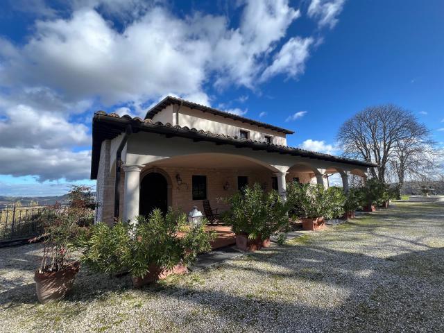 Prestigiosa villa situata nel comune di Pergola 650m² Pergola