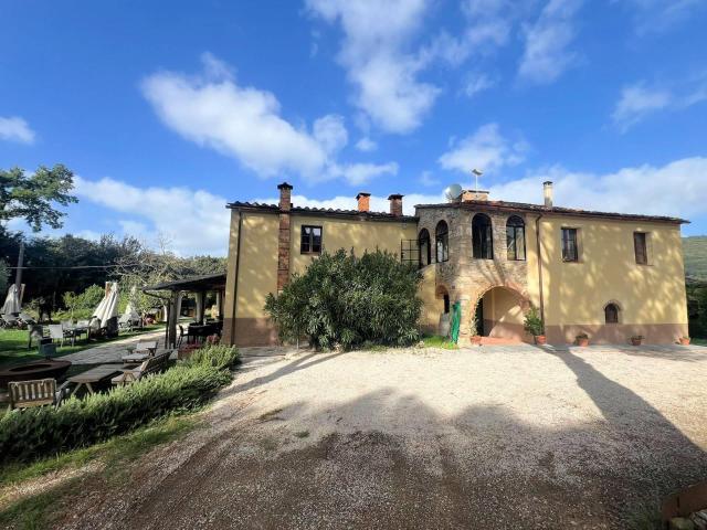 Prestigiosa azienda agricola con agriturismo e terreni in ve. 470m² Massa Marittima