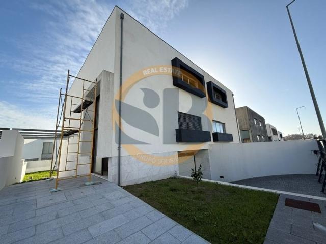 Prestigiosa casa de 354 m² à venda Santa Maria da Feira, Portugal