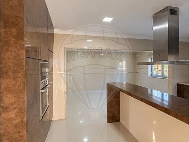 Prestigiosa casa de 555 m² à venda Trofa, Portugal