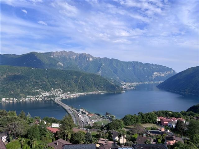 Prestigiosa proprietà con tre appartamenti indipendenti e grande giardino Carona