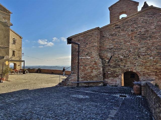 Prestigiosa proprietà ristrutturata con eleganza e fascino 240m² Arcevia