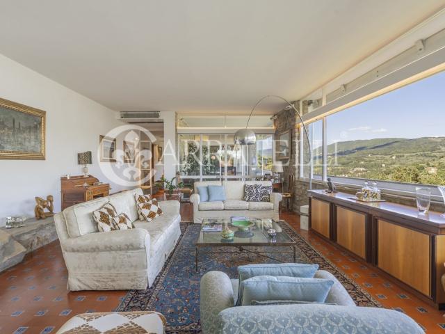 Prestigiosa residenza con interni in pietra a vista e ampie. 330m² Firenze