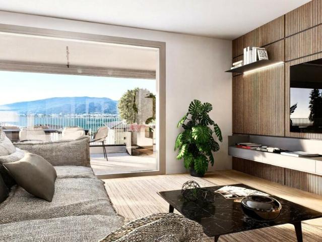 PRESTIGIOSO 3.5 LOCALI CON VISTA LAGO E GIARDINO A CAPOLAGO