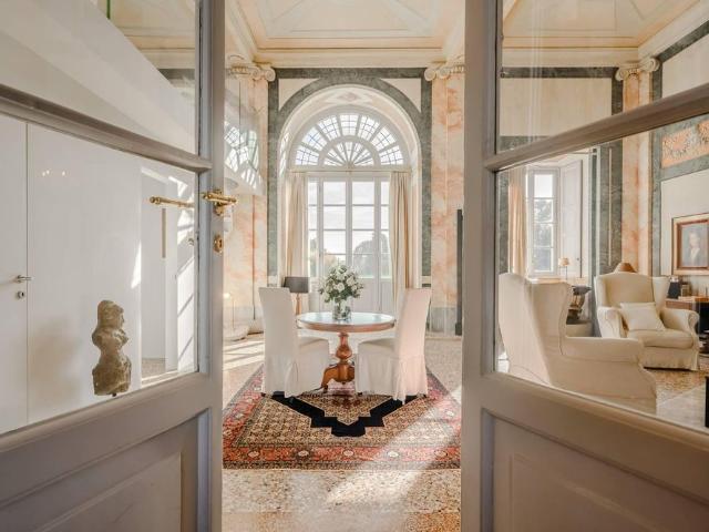 Prestigioso appartamento in elegante villa storica