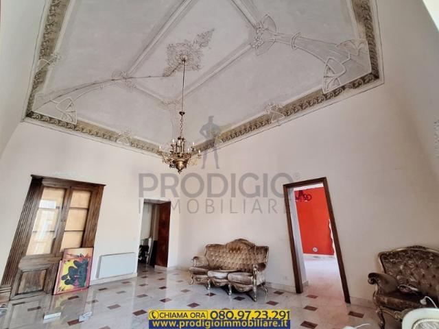 Prestigioso appartamento su Corso Dante in locazione come studio/ufficio a Terlizzi