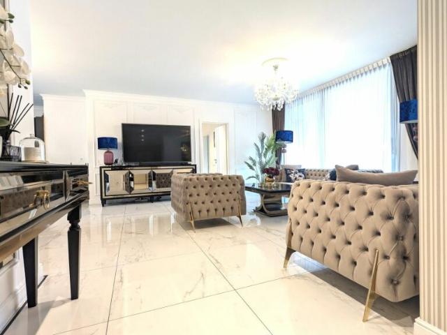 Prestigioso attico con spazi generosi e tre balconi panoramici