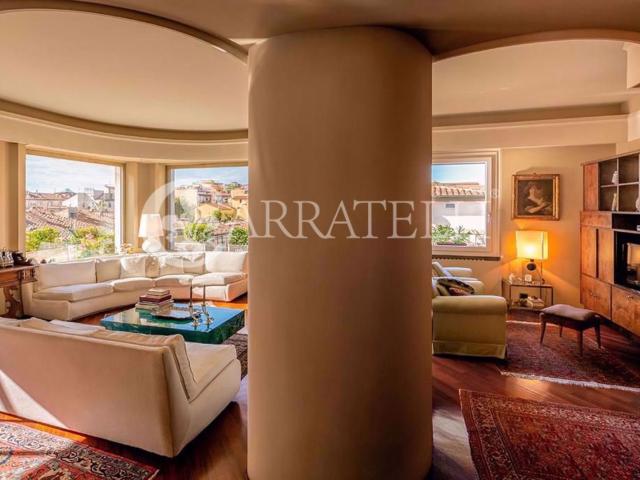 Prestigioso attico panoramico con terrazza abitabile di 40 m. 192m² Firenze