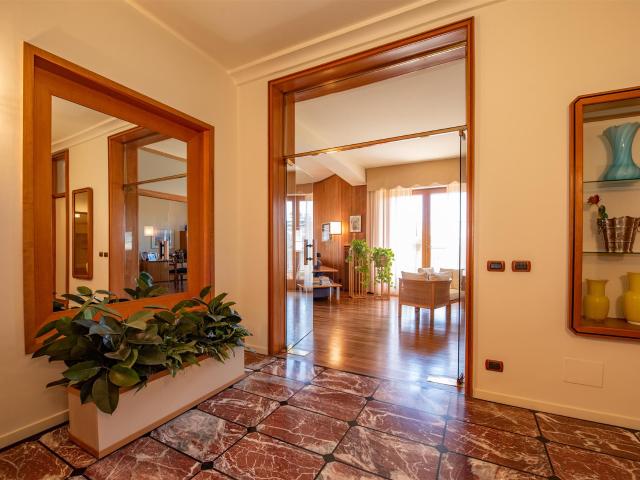 Prestigioso attico panoramico in vendita a Varese – Quartier. 260m² Varese