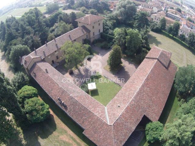 Palazzo di 2800 m² in vendita Vellezzo Bellini, Italia
